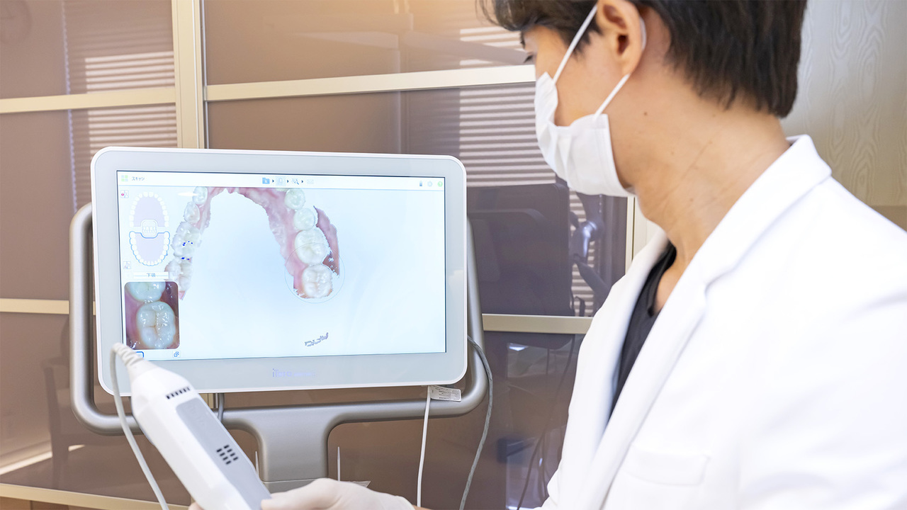 複雑な歯並びの治療計画を立てる院長