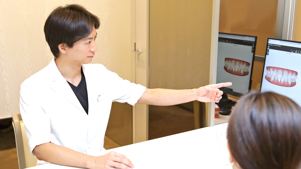 品川で歯科矯正のおすすめプランを説明する様子