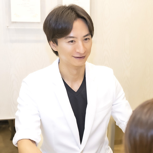 品川で歯の矯正のおすすめプランを説明する院長