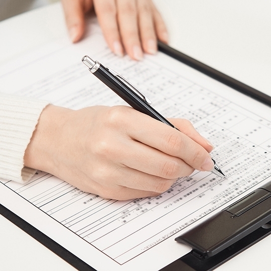 契約書類に記入するイメージ